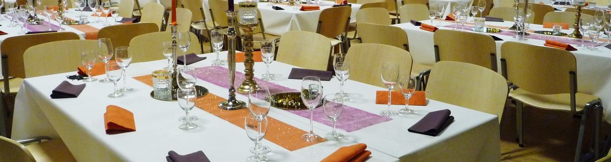 Festsaal mit Tischen